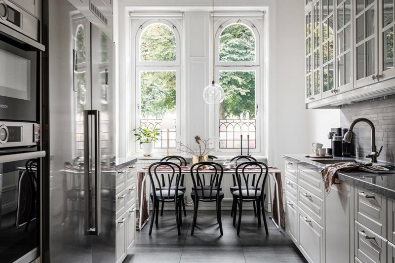 Витражи для кухни: плюсы и минусы, виды, интерьерные стили