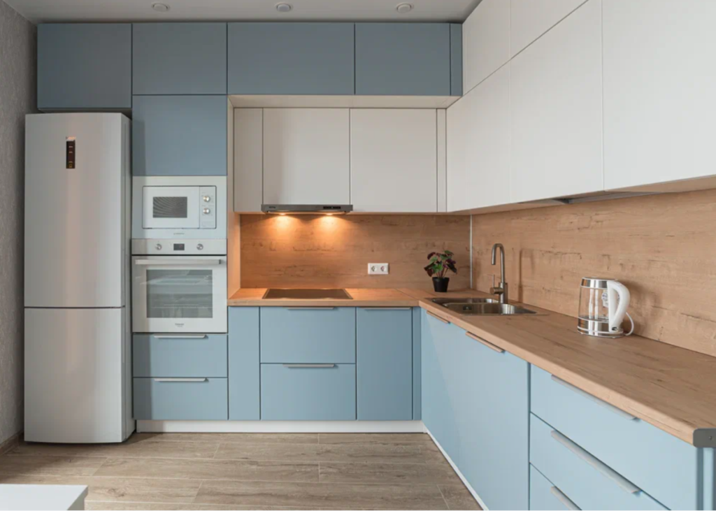 В реальности холодильник так не поставить: зазоры по бокам и сверху должны быть больше.