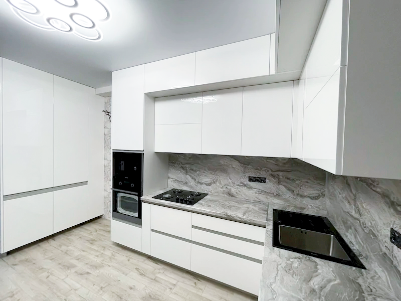 Вся кухня белая!